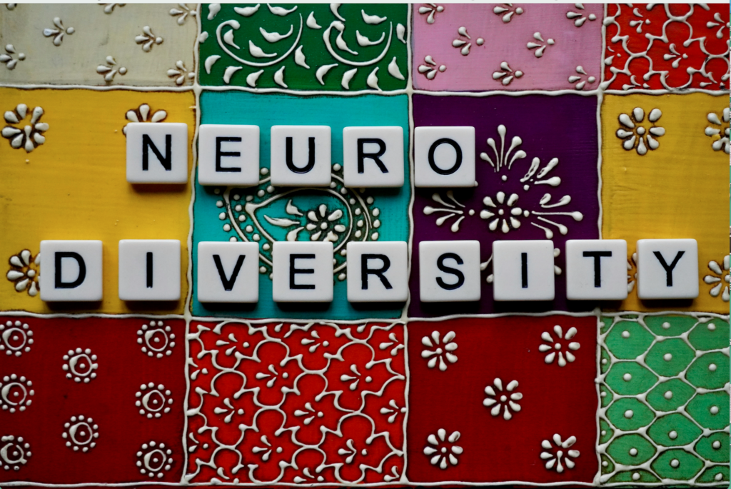 Bunte Fliesen mit Buchstaben mit Schriftzug "Neurodiversity"